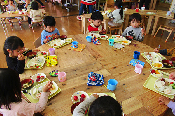 子どもの食事の様子